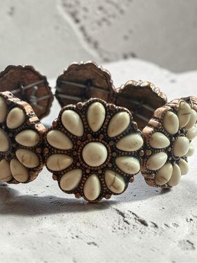 Cream Floral Stone Stretch Bracelet - Elegant Boho Style